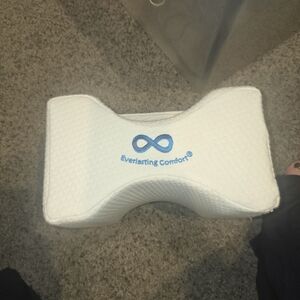 Everlasting Comfort White Knee Pillow